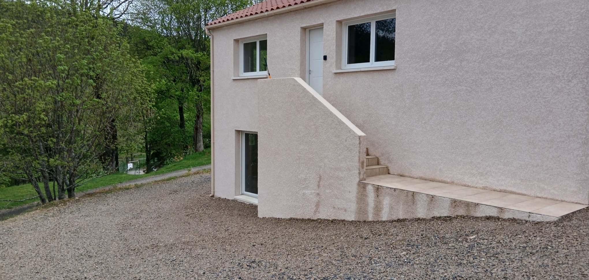 Façade de La Maison Calme, chambres d'hôtes sur le Chemin de Stevenson