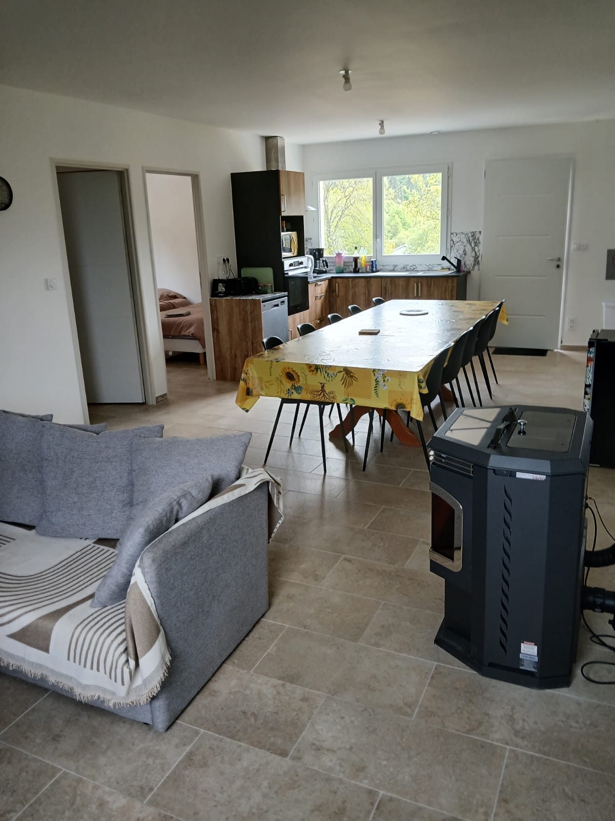 Salle à manger et grande table d'hôtes, La Maison Calme à La Bastide-Puylaurent