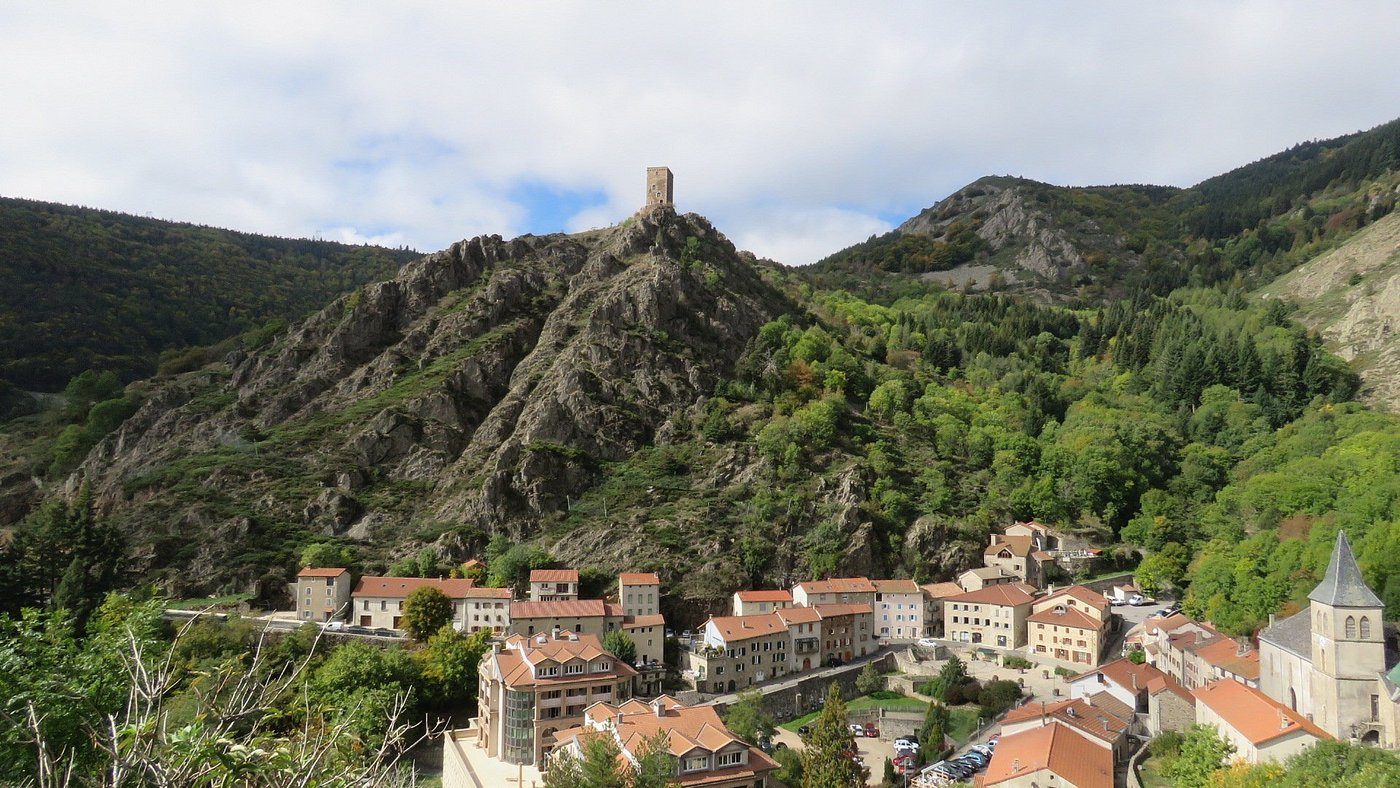 Village de Luc et sa tour, sur la Voie Régordane